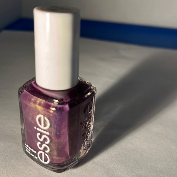 essie Other - ESSIE NAIL COLOR STAR STRK CRD 0.46oz